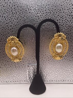 08.08.26-2 Vintage-style Goldtone Faux Pearl Oval Statement  Clip on Earrings